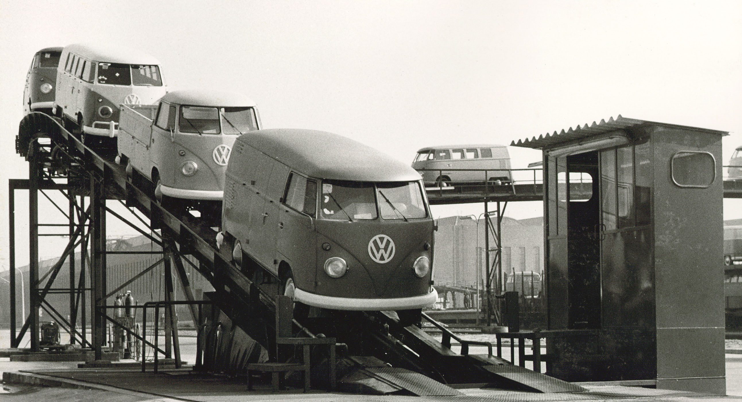 En 70 ans, le VW Combi Transporter a sérieusement évolué - Challenges