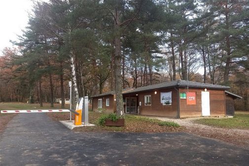 Les douze emplacements de l'aire de Saint-Privat jouxte le camping de la commune. 