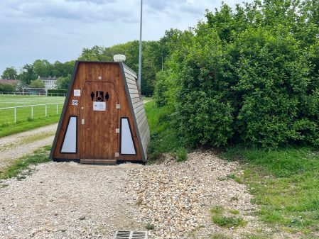 Une petite cabane sanitaire a été ajouté sur le site, pour une qualité de services encore plus accru ! Photo : Valentin Roussel