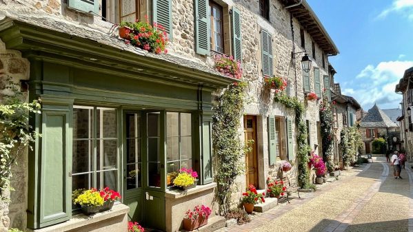 Le village de Marcolès, dans le Cantal. Crédit : Plus Beaux Villages de France