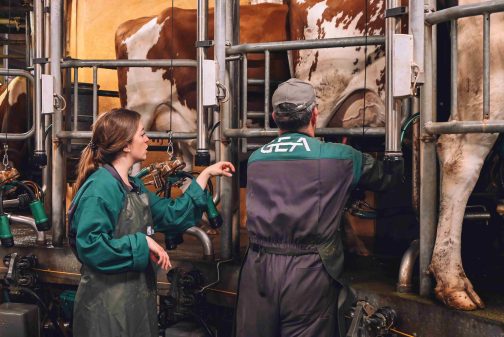 Mathilde chez un agriculteur durant son voyage.