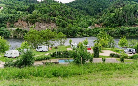 Une aire de camping-car réussie, en Ardèche, sur le lac de Collanges. 