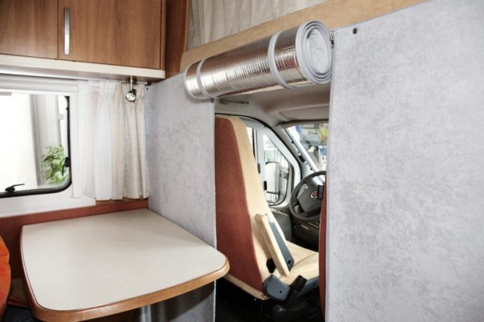 Equipement camping-car: accessoires d'isolation de cabine caravane