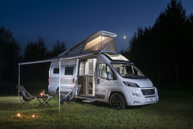 Lavabo relevable blanc pour caravane et camping-car