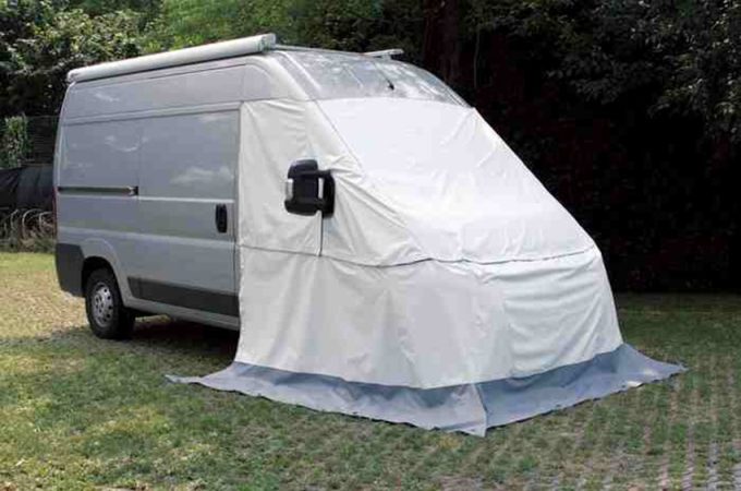 Faut-il utiliser un volet matelassé extérieur pour isoler le pare-brise du  camping-car – Le Monde du Camping-Car