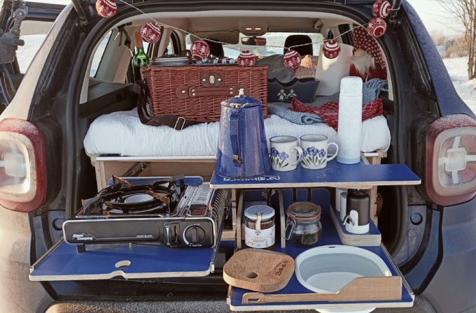 Un kit qui transforme le coffre d'une voiture en camping car